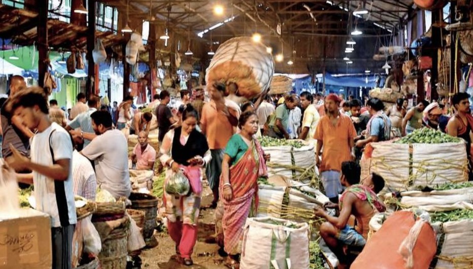 Shoppers and traders at a crowded wholesale produce market near Sealdah