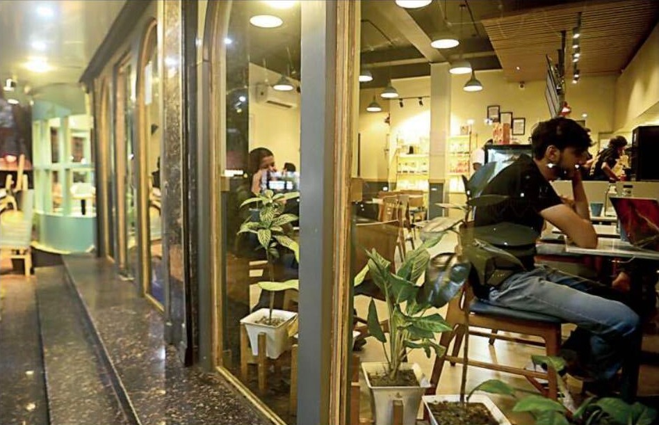 A cafe in Swimming Pool Para in the evening